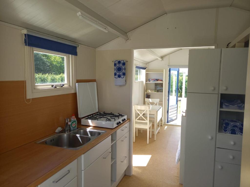 Voormalig strandhuisje in boomgaard in Hengstdijk photo 1