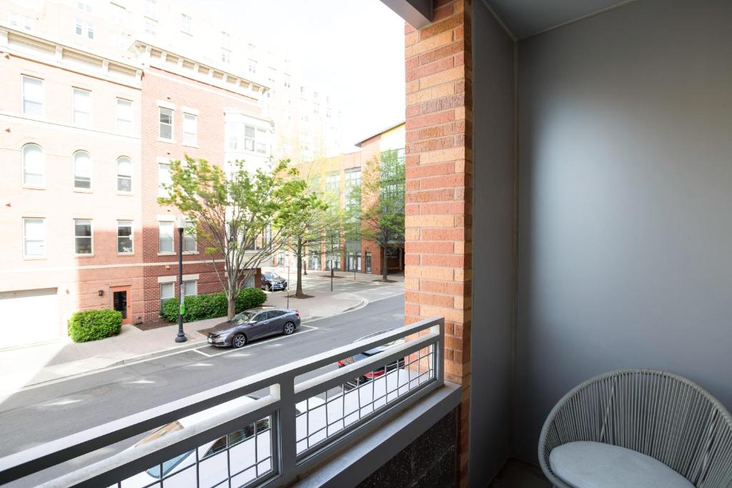 Stylish Condo at Clarendon with Rooftop Views photo 4