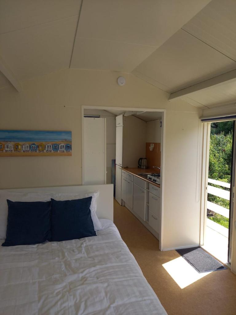 Voormalig strandhuisje in boomgaard in Hengstdijk photo 2