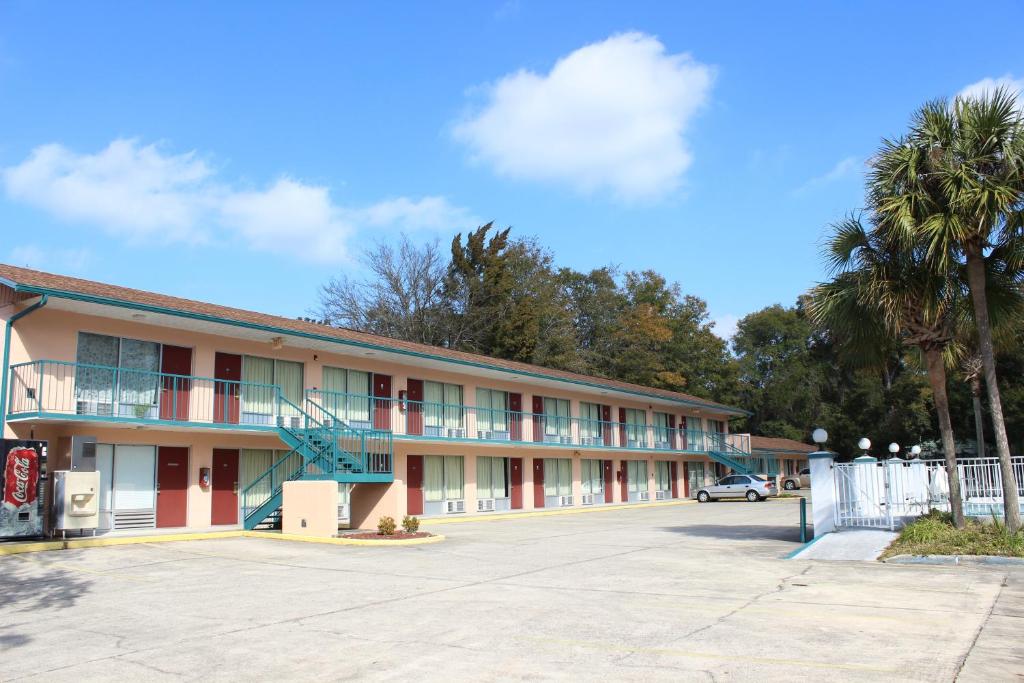 Travelers Inn image