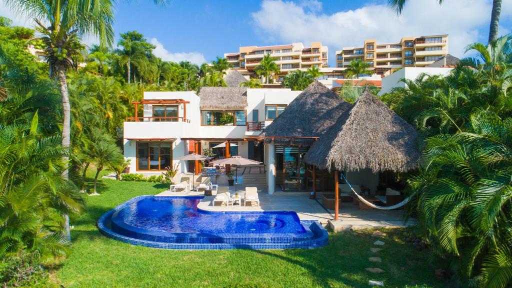 The ocean is my home! Large house by the beach with private pool & jacuzzi photo 4