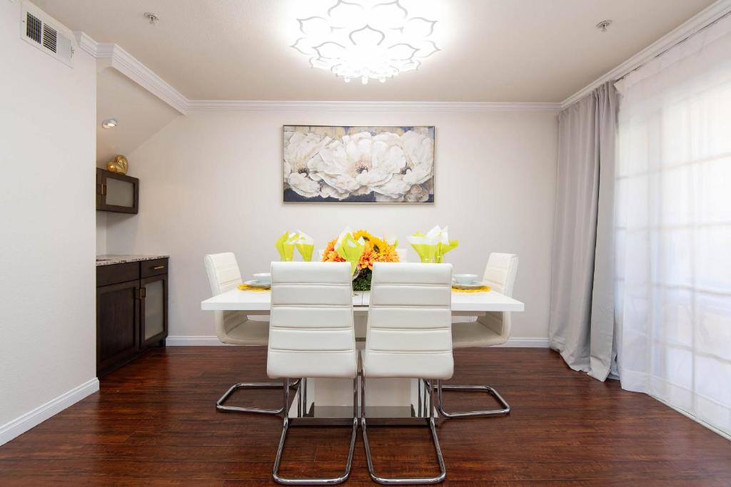Spacious 2BR/2.5BA + Game Room photo 2