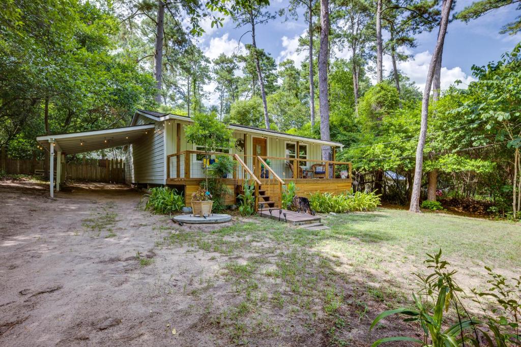 Peaceful Retreat Conroe Cottage with Decks, Views! photo 2