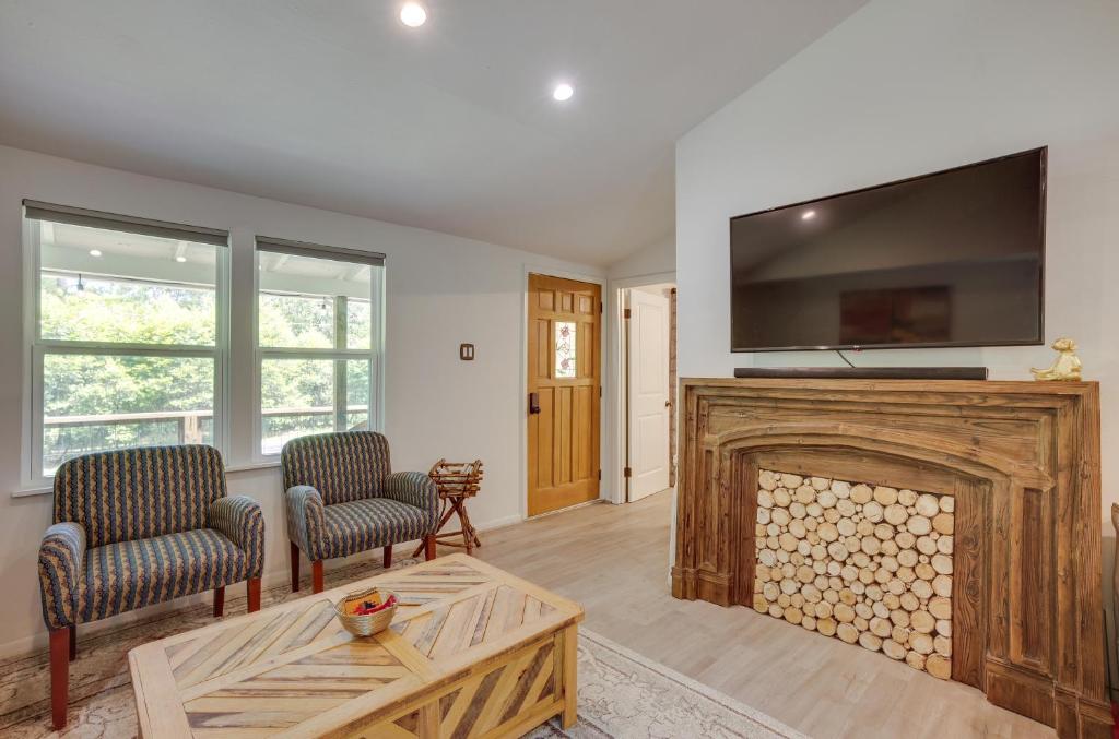 Peaceful Retreat Conroe Cottage with Decks, Views! photo 3