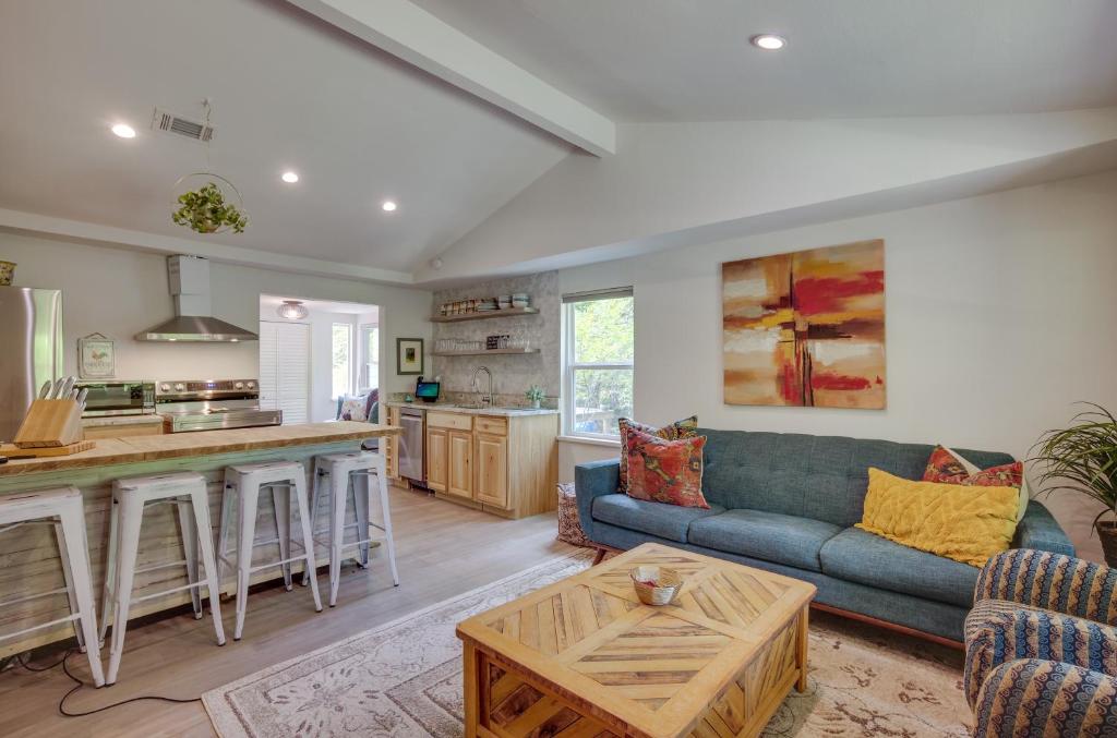 Peaceful Retreat Conroe Cottage with Decks, Views! photo 4