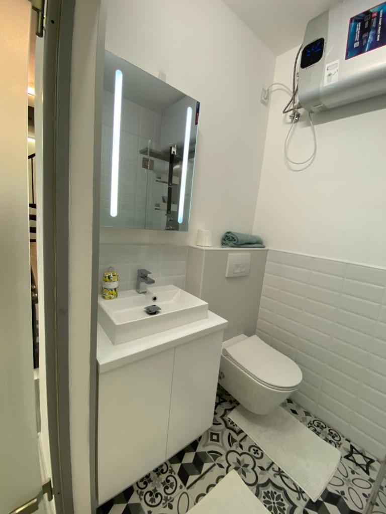 Brand New Luxury Apartment in Absolute Downtown - Tap to explore photos