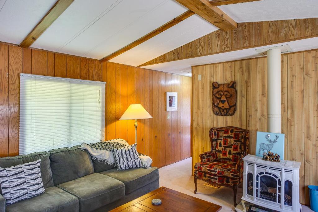 Rustic Ashford Cabin with Yard and Fire Pit! photo 4