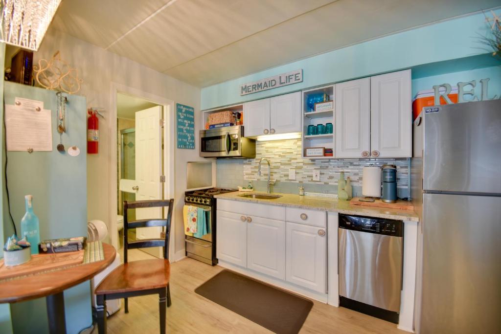 Chic Virginia Beach Retreat - Pool, Steps to Beach photo 2