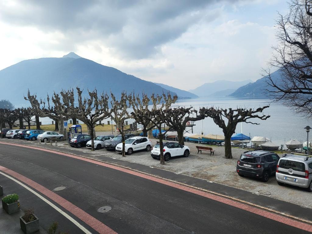 Meraviglioso appartamento fronte lago photo 1