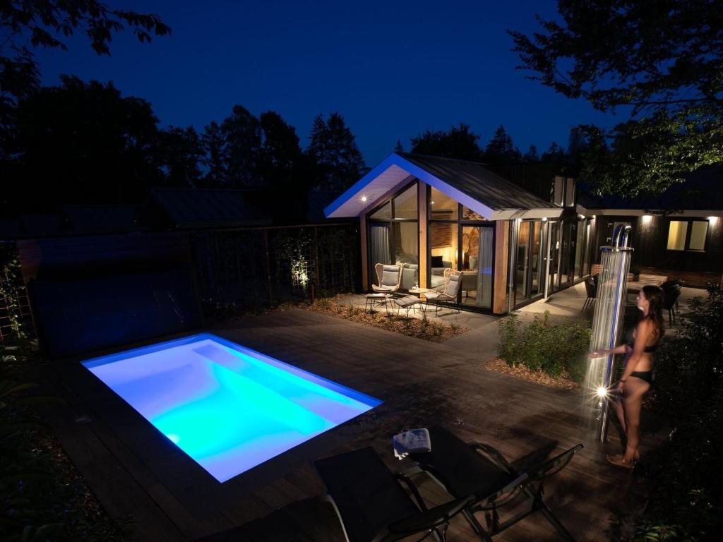 Luxury lodge with private swimming pool, located on a holiday park in Rhenen photo 4