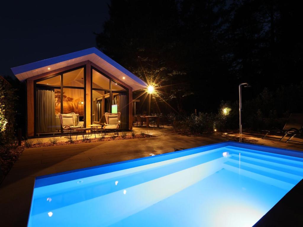 Luxury lodge with private swimming pool, located on a holiday park in Rhenen photo 1