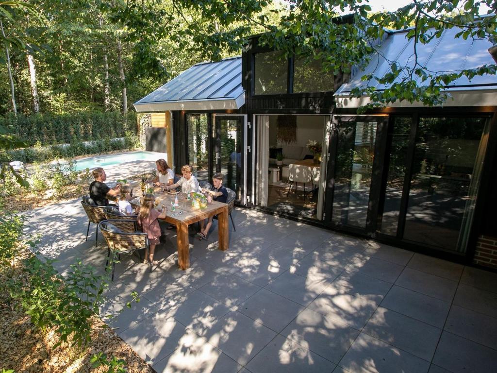 Luxury lodge with private swimming pool, located on a holiday park in Rhenen photo 2