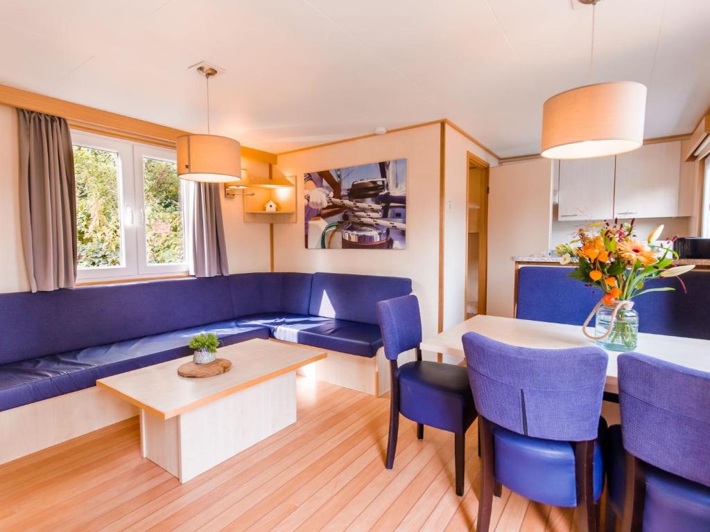 Nice chalet in a holiday park with swimming pool, on the Leukermeer photo 3