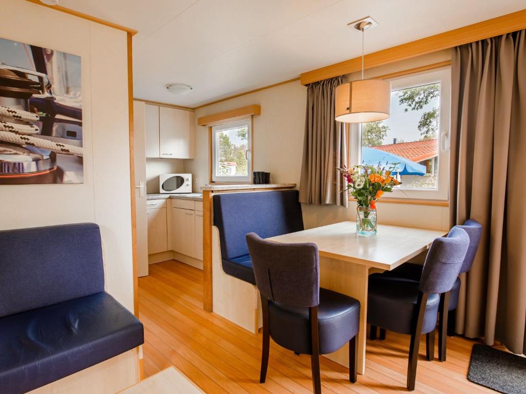 Nice chalet in a holiday park with swimming pool, on the Leukermeer photo 4