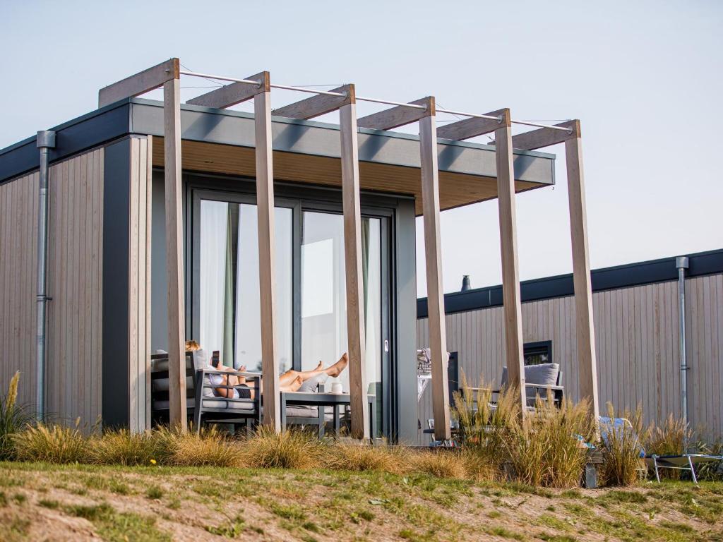 Chalet with a view of the beach or harbour, in a holiday park on the Leukermeer photo 3