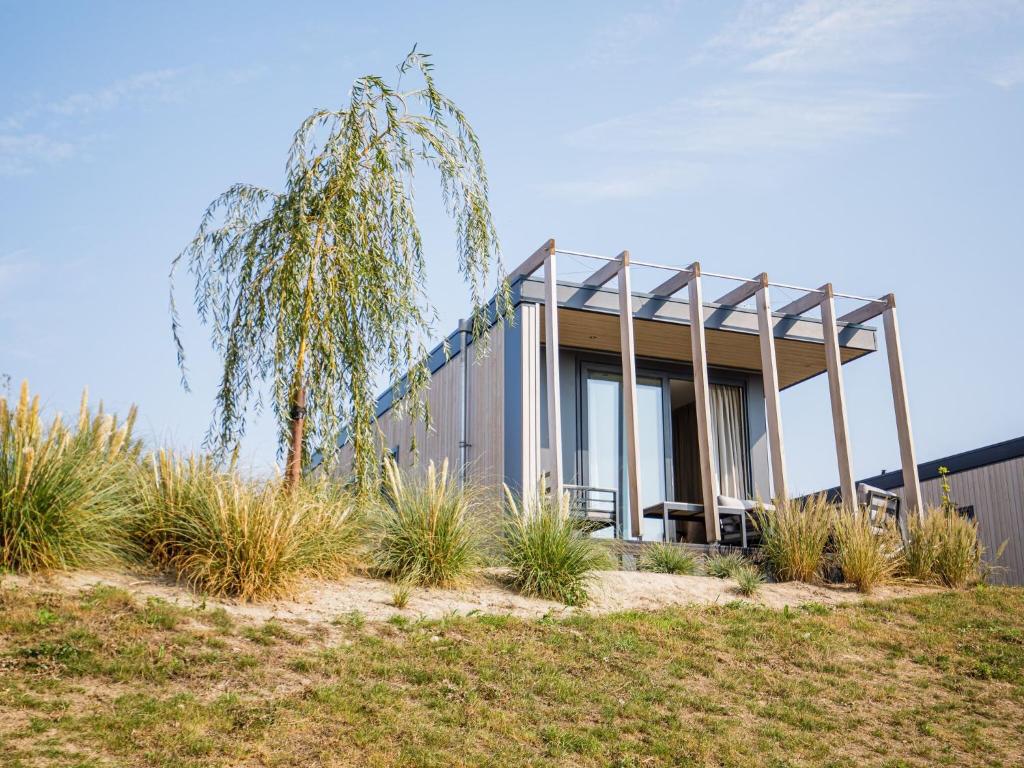 Chalet with a view of the beach or harbour, in a holiday park on the Leukermeer photo 4