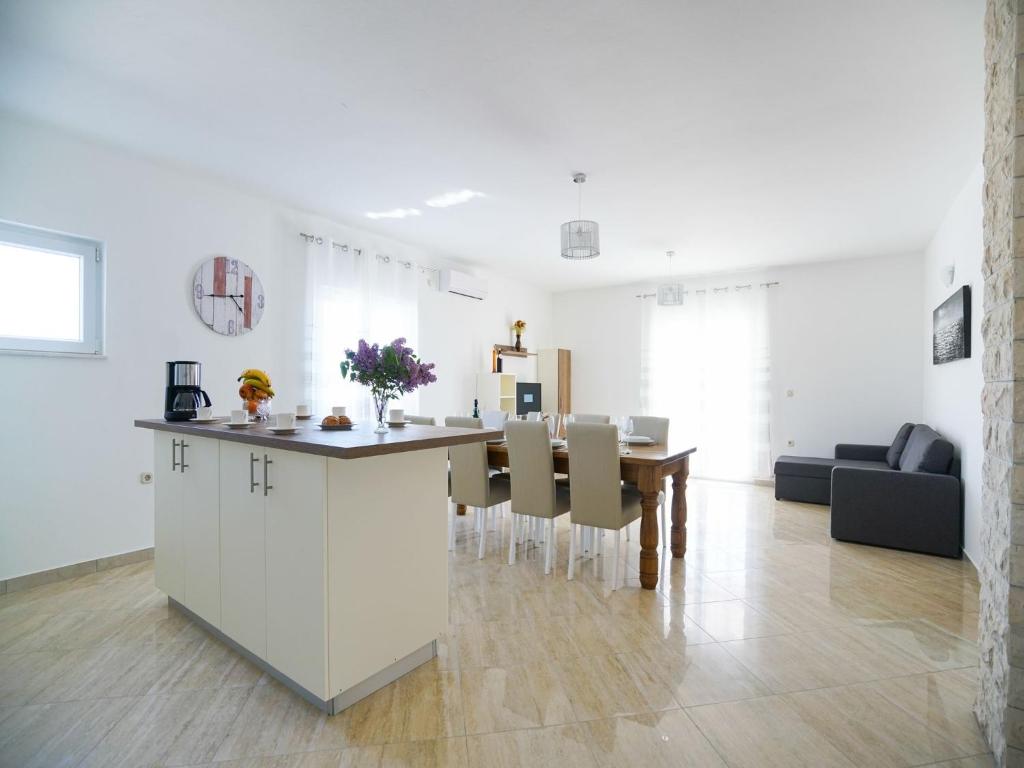 Charming Holiday Home in Prkos with Swimming Pool photo 4