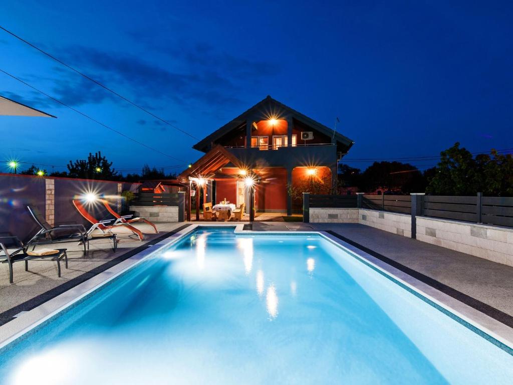 Luxurious Holiday Home in opot with Pool