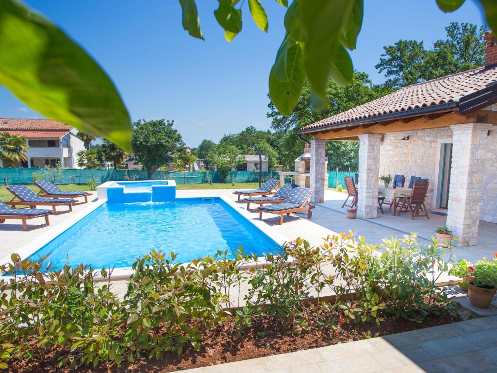 Roofed Villa in Istria with Private Pool and Garden