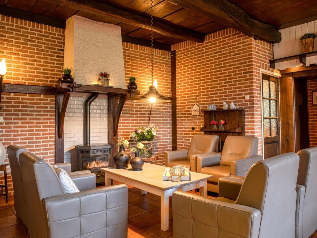 Beautiful group accommodation with hot tub and Finnish kota, located in Twente photo 4