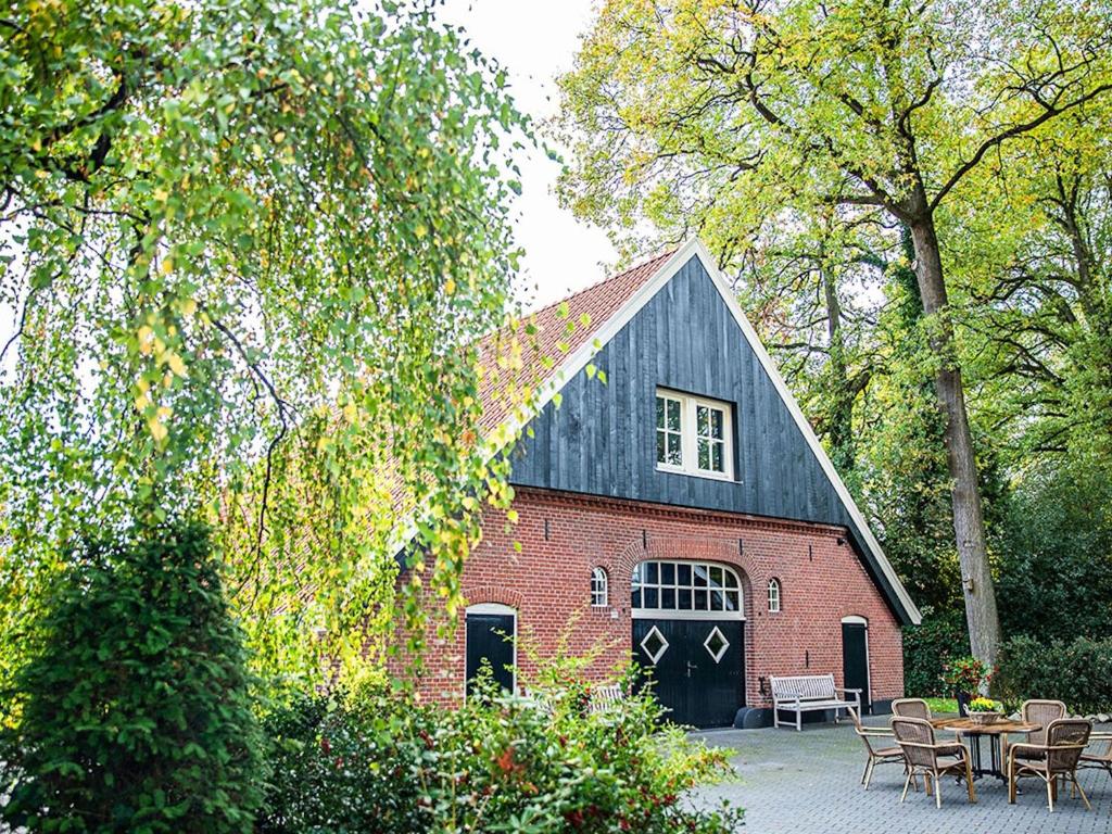 Beautiful group accommodation with hot tub and Finnish kota, located in Twente photo 1