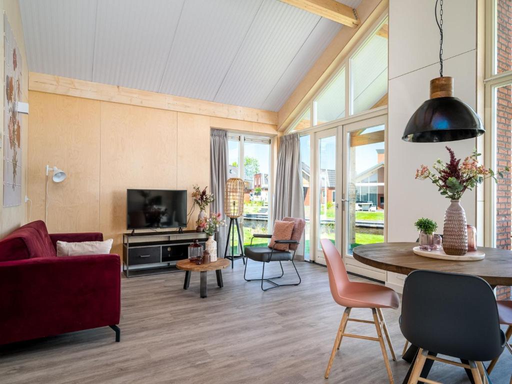 Disabled house on the water, on a holiday park in Friesland photo 4