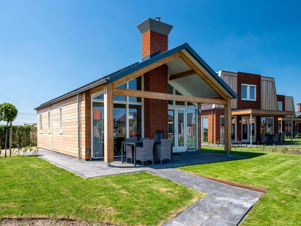 Disabled house on the water, on a holiday park in Friesland photo 1