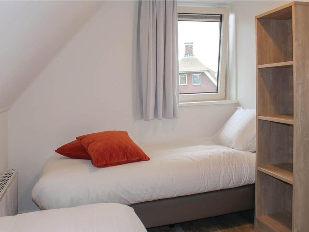 Beautiful villa with enclosed garden, in a holiday park on the Frisian lakes photo 4