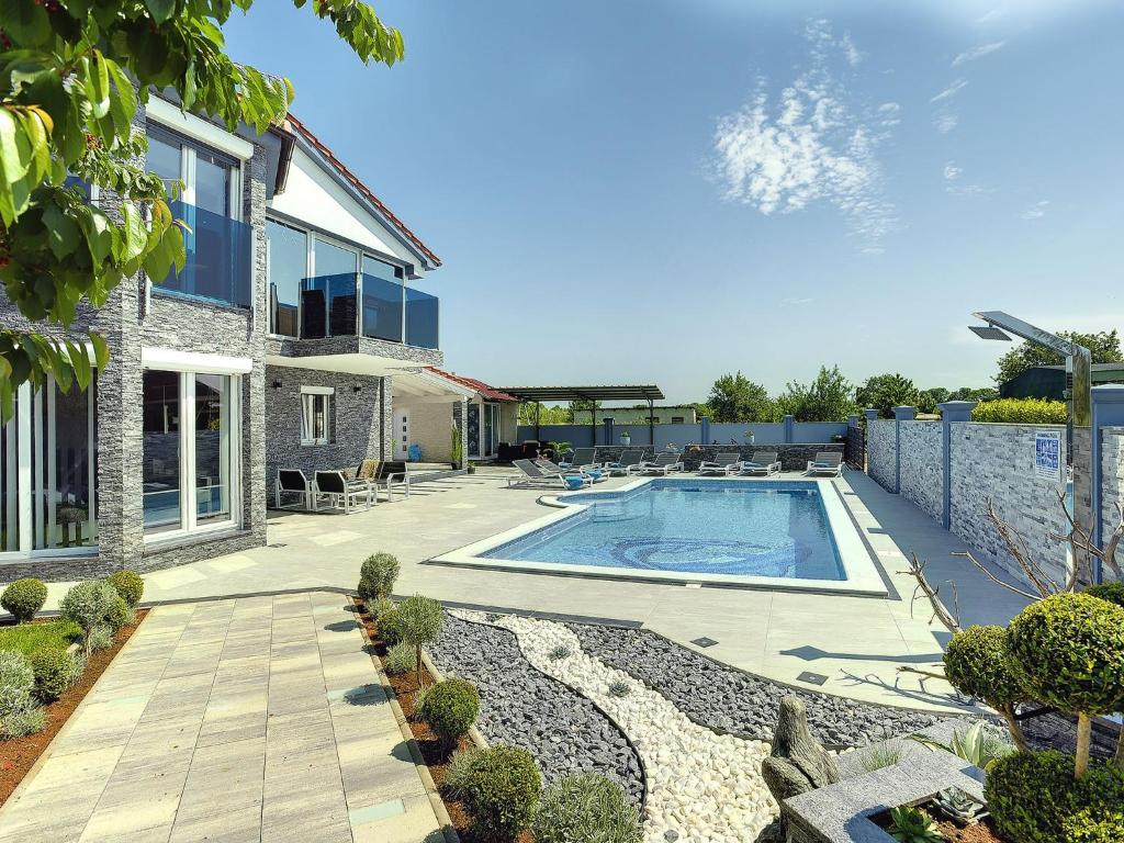 Modern villa in Fa ana with private pool