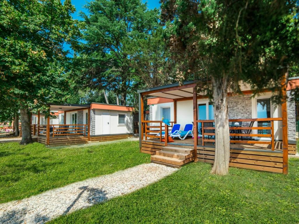 Nice chalet with 2 bathrooms and a dishwasher 15km from Pula
