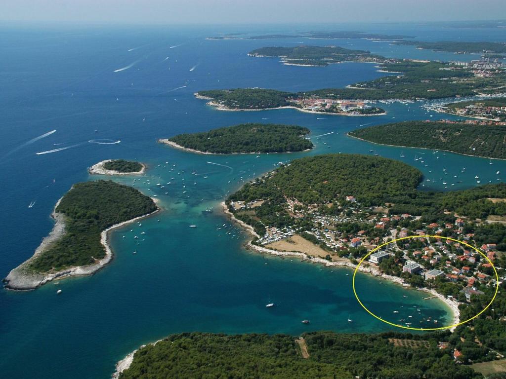 Nice chalet with 2 bathrooms and a dishwasher 15km from Pula photo 2