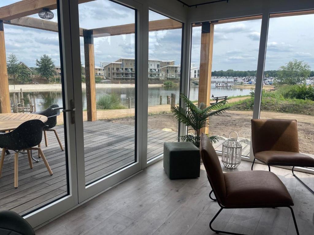 Modern air-conditioned chalet in a holiday park on the Leukermeer photo 4