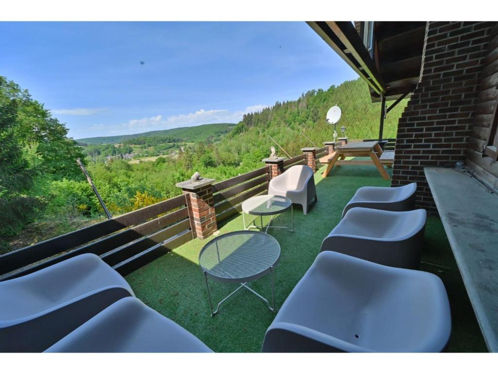 Chalet in the heart of the Ardennes with a beautiful view and hot tub photo 2