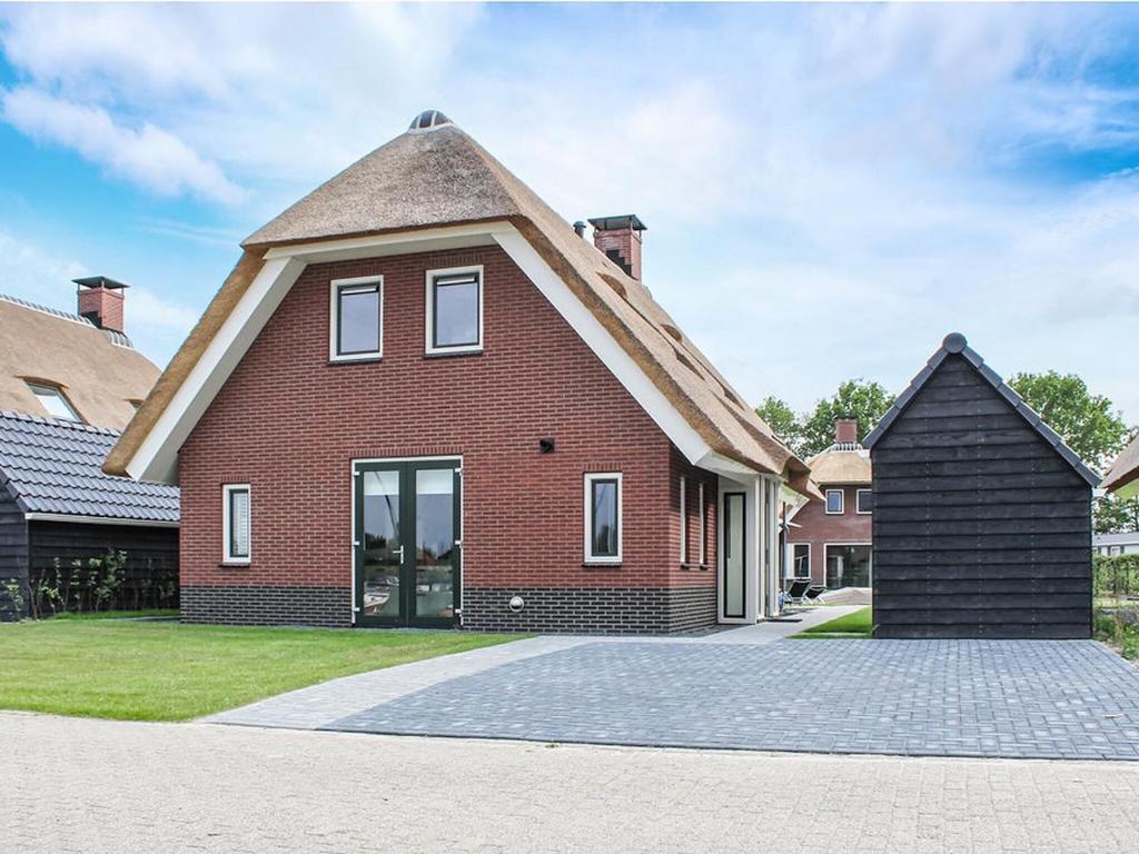 Atmospheric villa with nice garden, in a holiday park at the water in Friesland photo 2