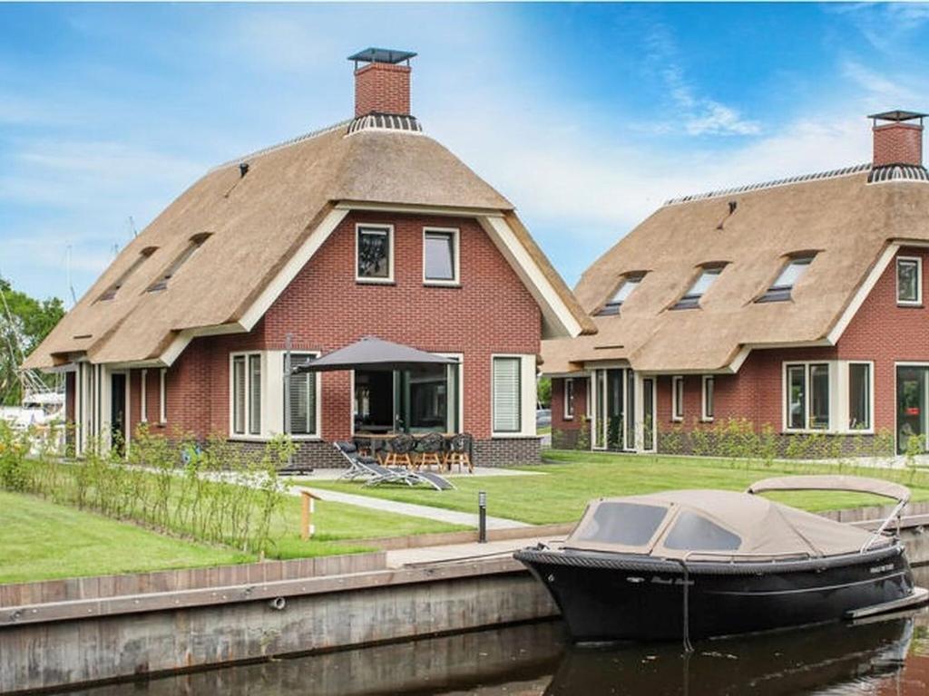 Atmospheric villa with nice garden, in a holiday park at the water in Friesland