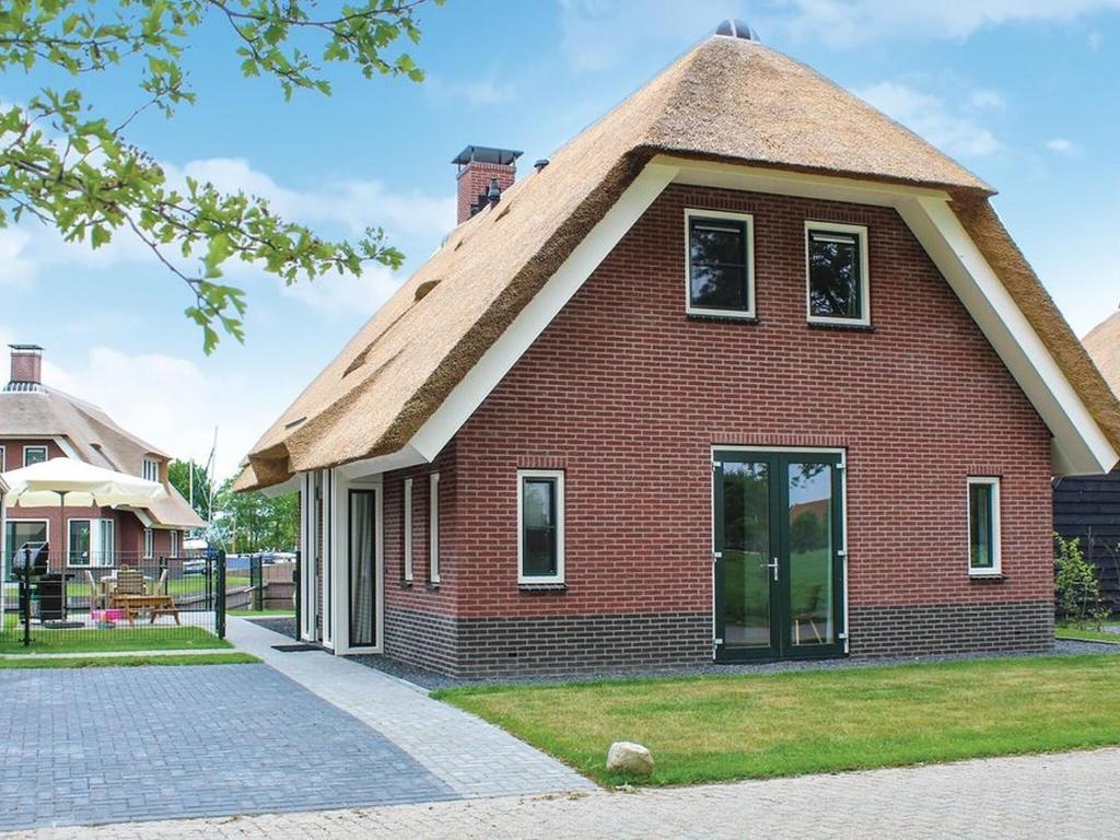 Child-friendly villa, in a holiday park on the water in Friesland photo 2