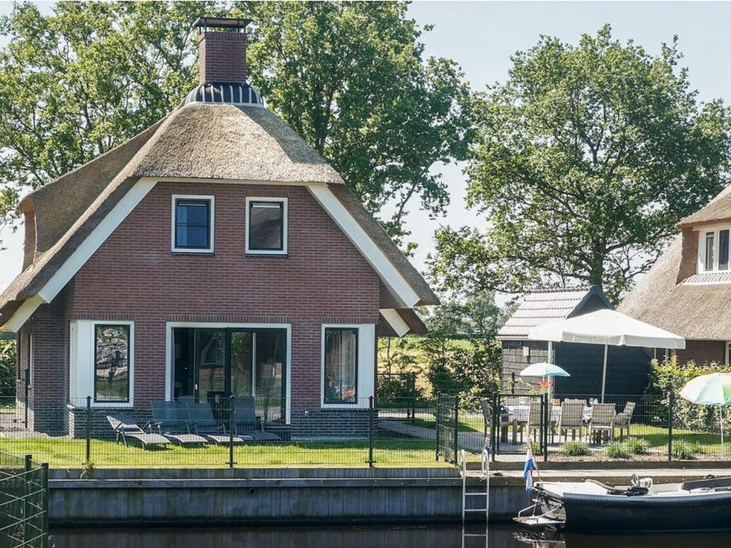 Child-friendly villa, in a holiday park on the water in Friesland photo 3