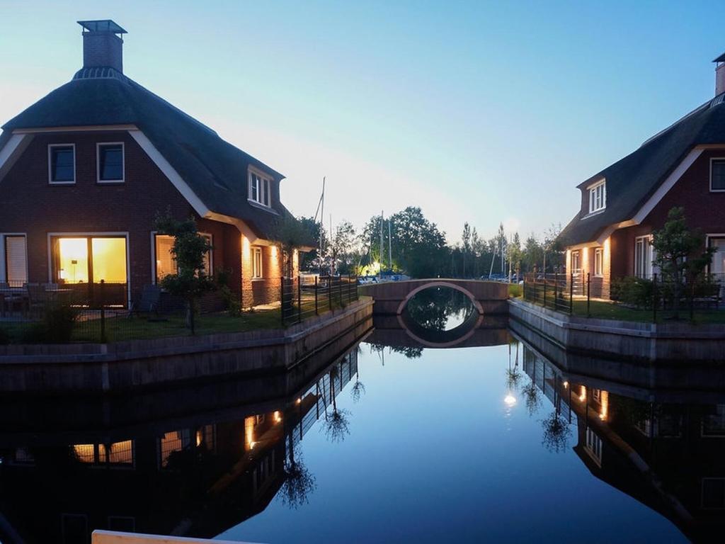 Child-friendly villa, in a holiday park on the water in Friesland photo 4