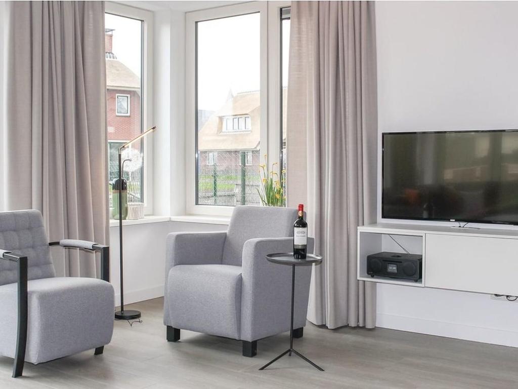 Beautiful villa with enclosed garden, in a holiday park in Friesland photo 4