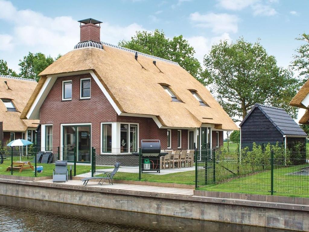 Beautiful villa with enclosed garden, in a holiday park in Friesland