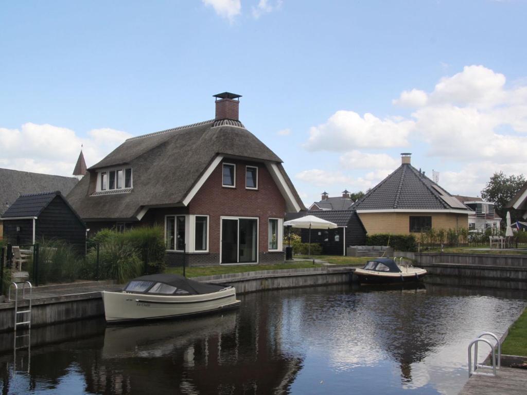 Atmospheric villa with sauna, in a holiday park on the water in Friesland photo 2