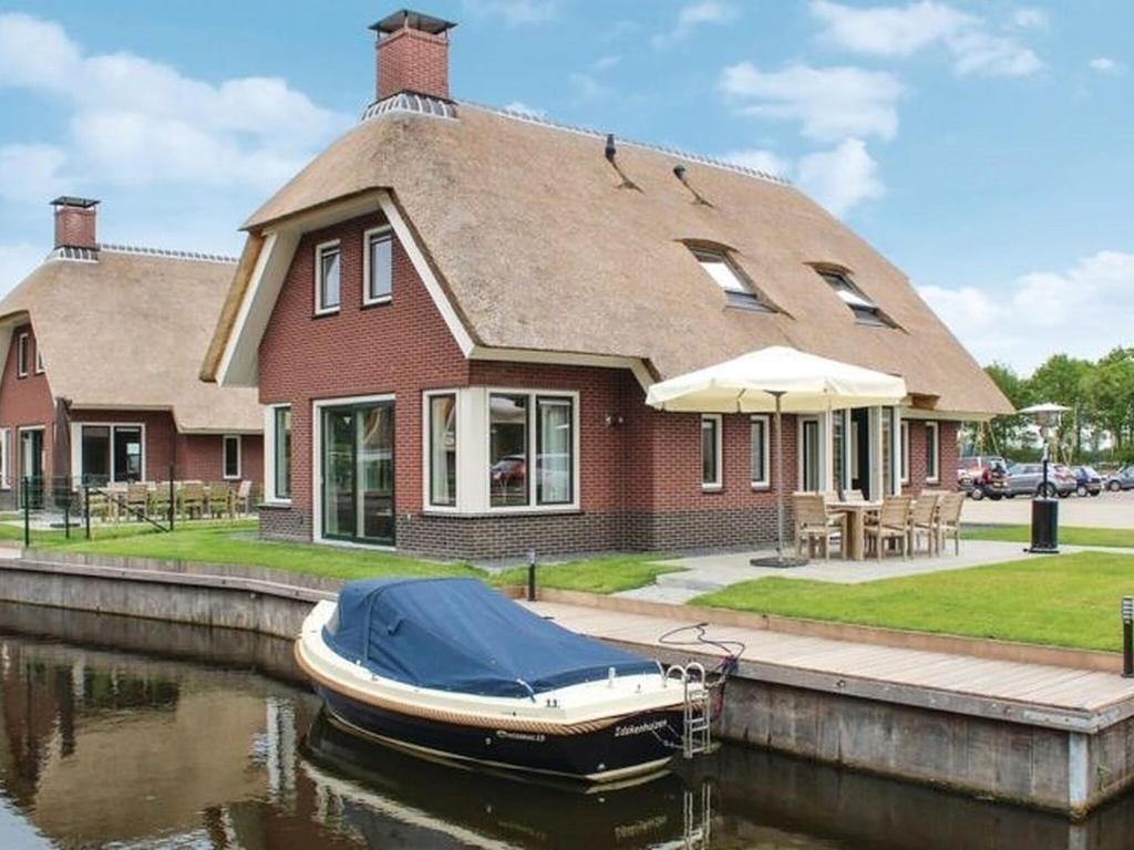 Atmospheric villa with sauna, in a holiday park on the water in Friesland