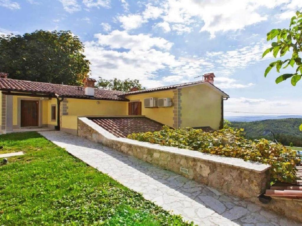 Spacious Villa with Pool and Parking in Lupoglav photo 3