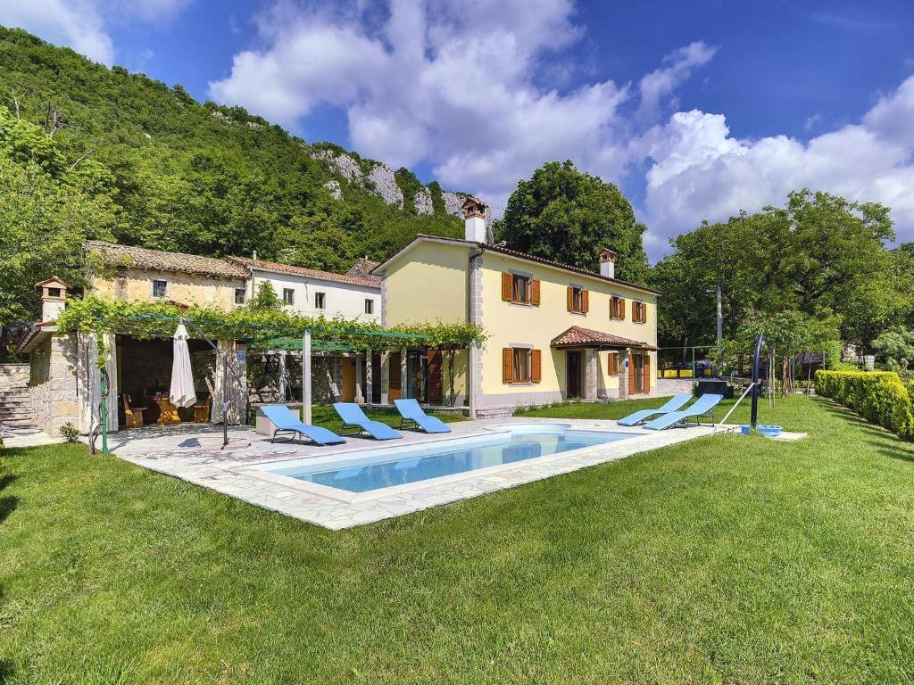 Spacious Villa with Pool and Parking in Lupoglav photo 2
