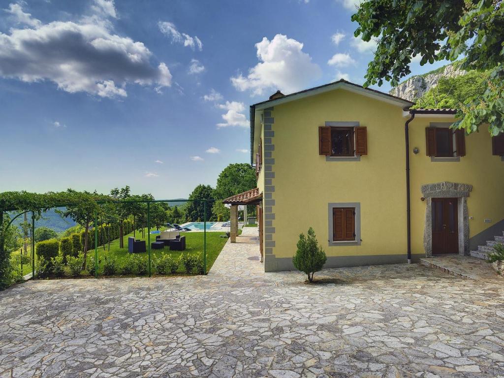 Spacious Villa with Pool and Parking in Lupoglav photo 4