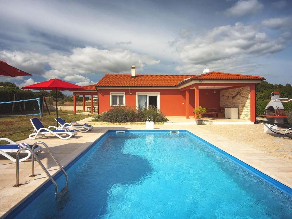 Detached villa with pool and large garden in quiet area, 1 km from the beach photo 4