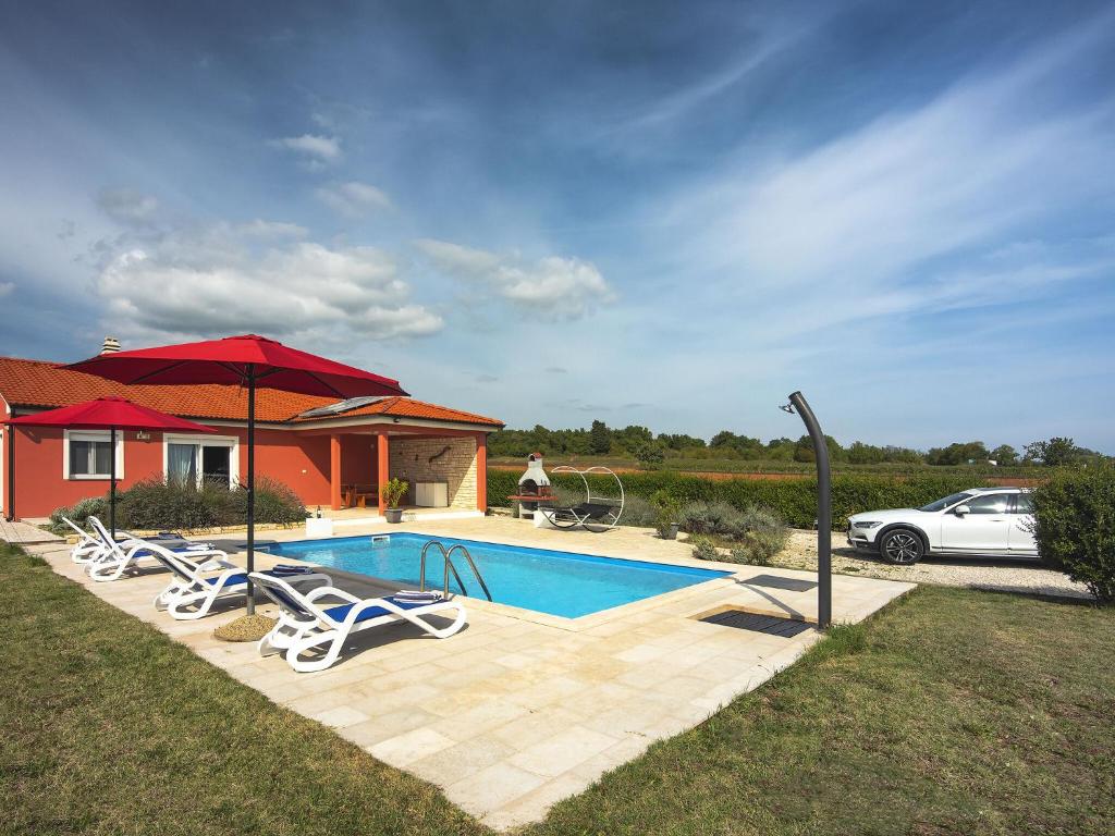 Detached villa with pool and large garden in quiet area, 1 km from the beach photo 3