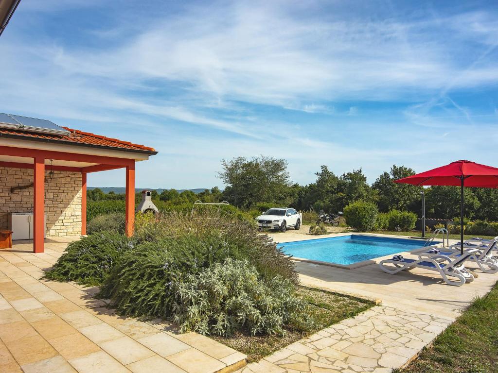 Detached villa with pool and large garden in quiet area, 1 km from the beach photo 2