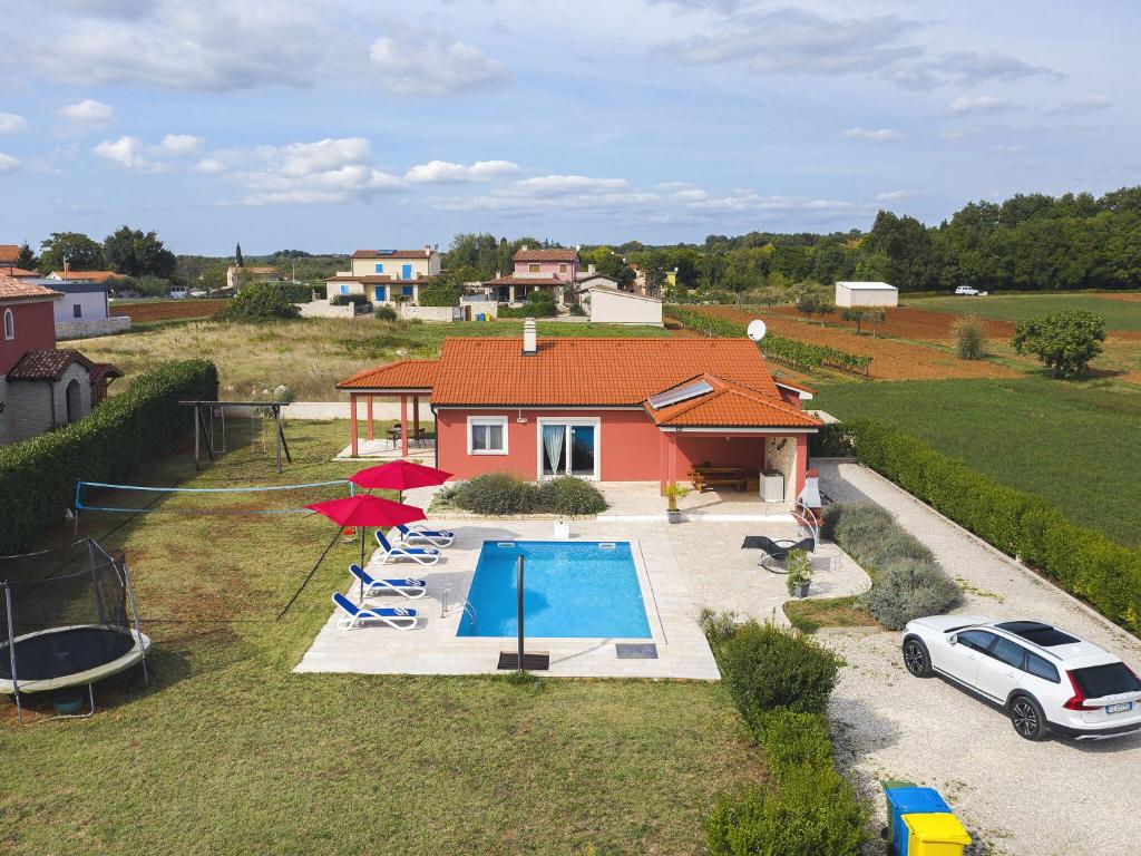 Detached villa with pool and large garden in quiet area, 1 km from the beach photo 1
