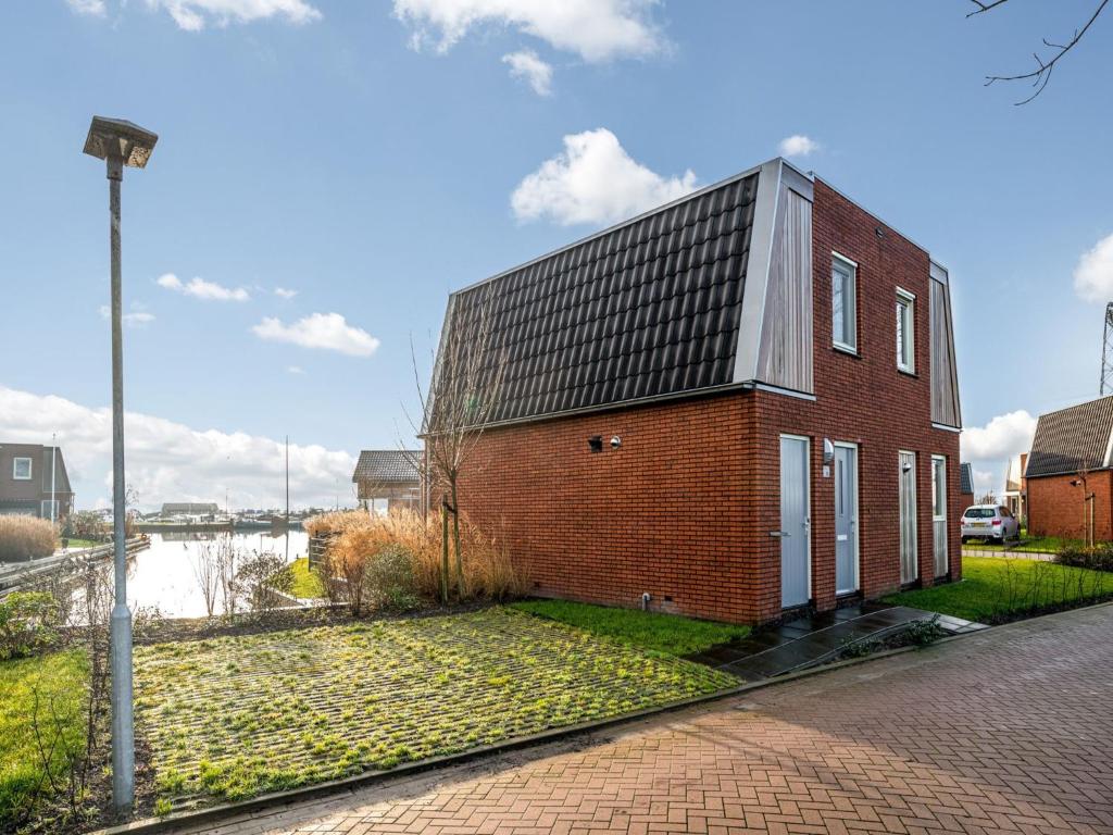 Spacious holiday home with outdoor spa, on a holiday park in Friesland photo 1